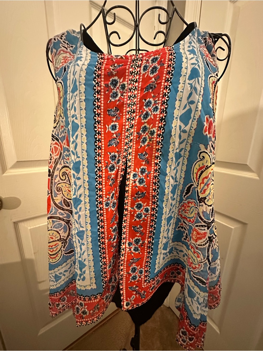 AB Studio Sleeveless Boho Floral Top in Blue & Red. Large